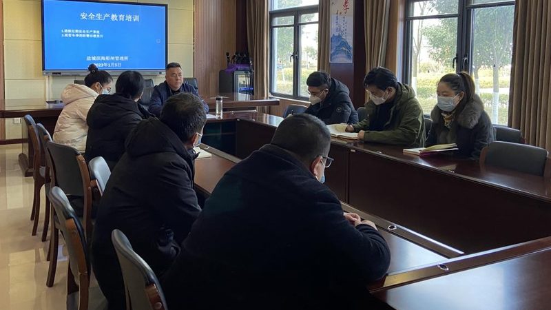 叉车实操考试的费用通常由以下几个部分构成：